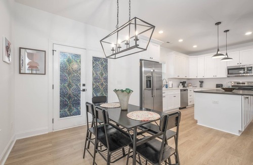 Sugar Creek House | ★ NEW HOME w/KING BED ♥ HOT TUB in UPTOWN, SYLISH & FUN ★