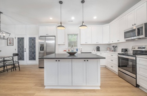 Sugar Creek House | ★ NEW HOME w/KING BED ♥ HOT TUB in UPTOWN, SYLISH & FUN ★