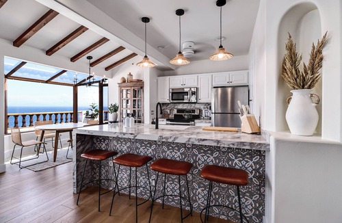 Avalon Condo | New Oceanfront Villa in Hamilton Cove. Golf Cart, Terrace + Easy Access