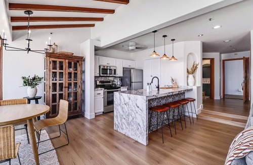 Avalon Condo | New Oceanfront Villa in Hamilton Cove. Golf Cart, Terrace + Easy Access