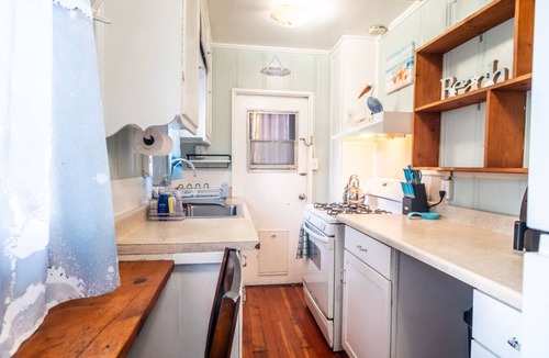 Crown Point Cottage | NEW Vintage Coastal Cottage Suite w/Private Patio