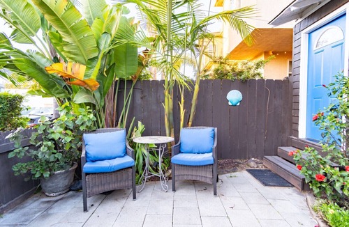 Crown Point Cottage | NEW Vintage Coastal Cottage Suite w/Private Patio