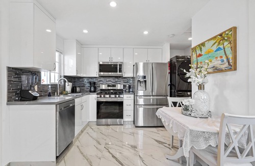 Lake Balboa House | Newly Rebuilt Modern Guest House with Rain Shower & AC & Full Amenities
