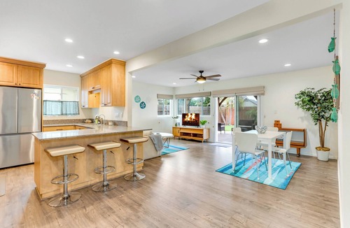 Lincoln Acres House | Newly Renovated | Fire Pit | Huge Yard | Pets