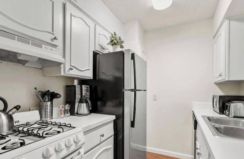 Westfield Apartment | Nice ‘n’ Quiet Downtown Apt, Pool + Free Parking