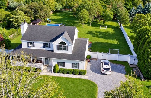 Mattituck House | North Fork Fall Escape - 83° Heated Pool Wineries Apple Picking Greenport