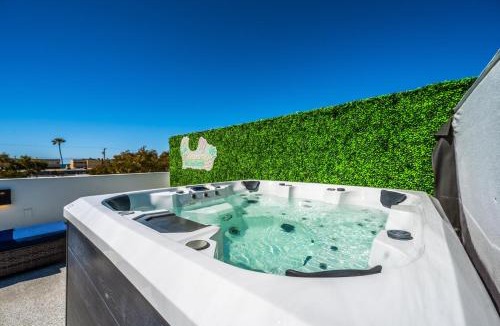 Mission Beach House | Ocean Bay Views with Private Rooftop Hot Tub