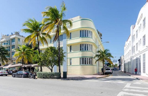 Flamingo/Lummus Apartment | Ocean Drive Studio Historic Building minutes walk to the Beach.