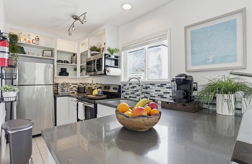 Mission Beach House | Ocean View & Steps to Sand & Dining & Dogs OK