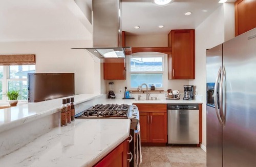 Point Loma Cottage | Ocean view! Walk to Sunset Cliffs - Surf - Beach!