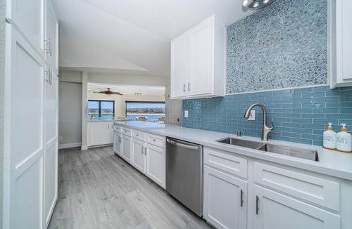 South Mission Beach Condo | Ocean Views * Penthouse * Dogs OK!