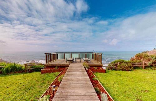 Philo House | Oceanfront Elk Cottage - Deck Views & 7 Acres