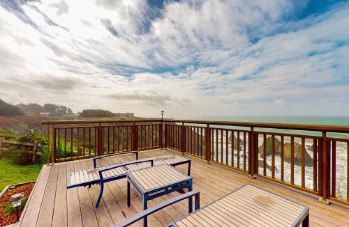 Philo House | Oceanfront Elk Cottage - Deck Views & 7 Acres