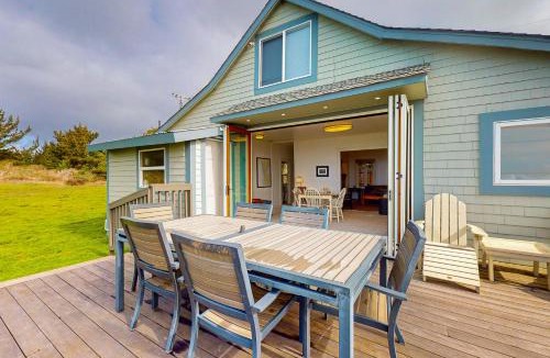 Philo House | Oceanfront Elk Cottage - Deck Views & 7 Acres