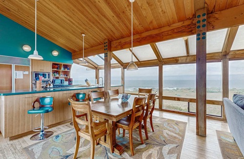 Sea Ranch House | Oceanfront estate with private hot tub & courtyard, dogs welcome