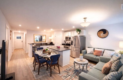 University Place House | One Level, 5 BDRM, 5 Beds, 3 Bath Home