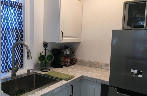 Ozona Apartment | Ozona Guesthouse! 3 Blocks to Pinellas Trail, Brewery, Eats, & Dog Friendly!