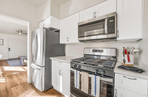 Crown Point Apartment | PB Coastal Gem - 2Bedroom - Air Conditioning - Steps2Beach - Parking