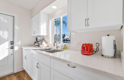 Crown Point Apartment | PB Coastal Gem - 2Bedroom - Air Conditioning - Steps2Beach - Parking