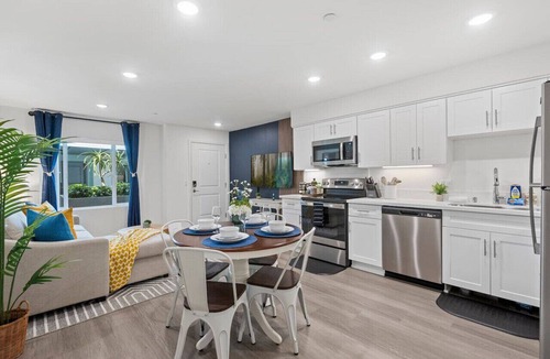 Crown Point Apartment | PB Penthouse, King Bed, 2 Blocks to Beach, Parking