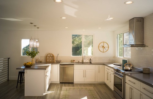 The Flats Villa | Peaceful Treehouse. Perched amongst the lush trees of Benedict Canyon.
