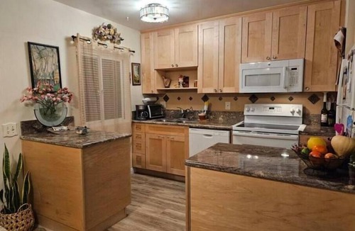 Bay Ho Condo | Peak at the Bay, Ocean, close to trolley & key attractions!