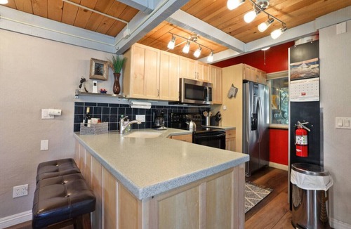 Tahoe Village Villa | Pet-Friendly 3BR | Heavenly & Fireplace | Sleeps 7