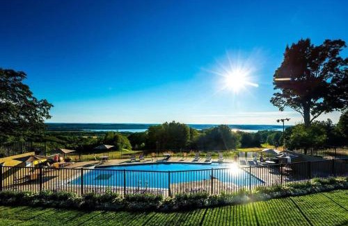 Chief Golf Cottages Villa | Picturesque Condo perfect for Golf, Families, Pools and Lake vacation