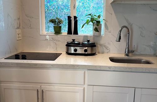 Tarzana Apartment | Poolside Guesthouse in “The Valley” of LA – Cozy & Quiet Retreat
