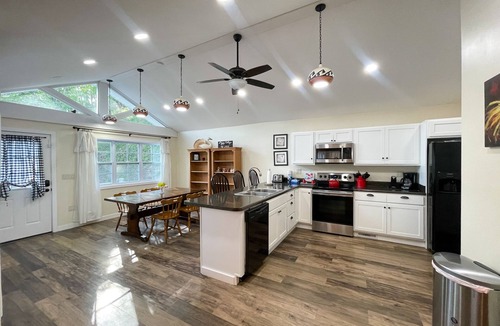 Cherokee Cottage | Poppy's Cottage-Walk to the Casino! WiFi available & Motorcycle Friendly
