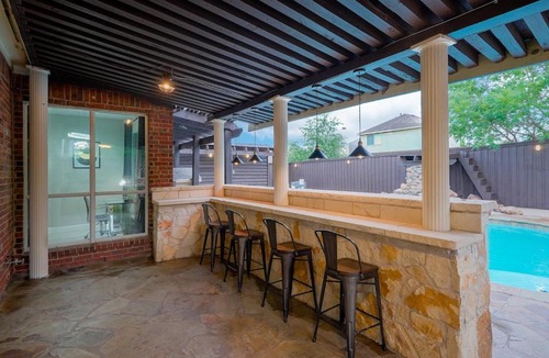 Sachse House | Prestigious 5BR 3,5BA Holiday Home with Pool, Sauna, Game Room & Bar