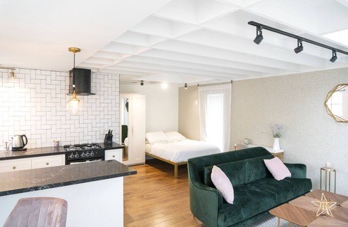 Pico - Robertson Apartment | Prime Beverly Hills Luxurious Unit