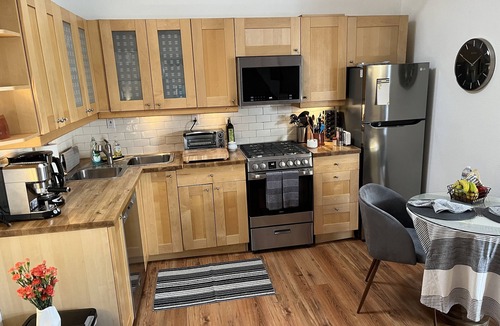 Toluca Lake Cottage | Private, secure guest cottage w/garden close to Universal City.