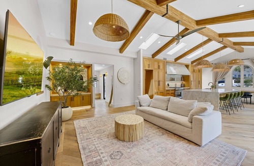 Beach Barber Tract House | Puertas del Cielo La Jolla Spa + Rooftop
