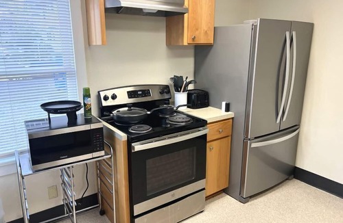Eugene Apartment | Queen Room Summary: D