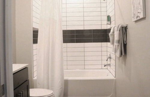 Optimist Park Apartment | Queen 👑 Suite~FREE WIFI & PARKING~10mins from Bank of America Stadium 🏟