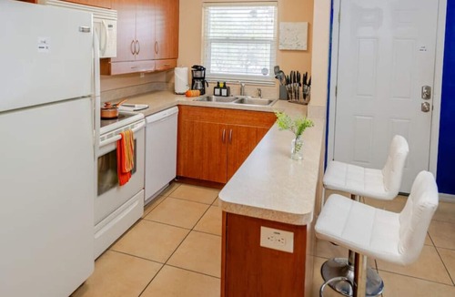Arlington Park House | Quiet Nomad Retreat: Workspace|Near Arlington Park
