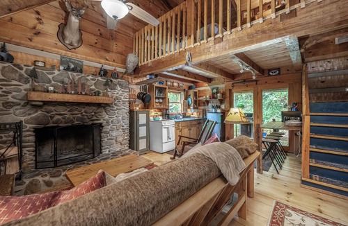Weaverville Cabin | Quintessential Private Log Cabin with New Hot Tub