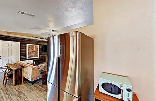 Pioneertown House | Rawhide Ranch -Walk to Pappy & Harriets w/Hot Tub!