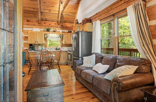 Townsend Cabin | Relax on the Quiet Side – Hot Tub & Serenity!