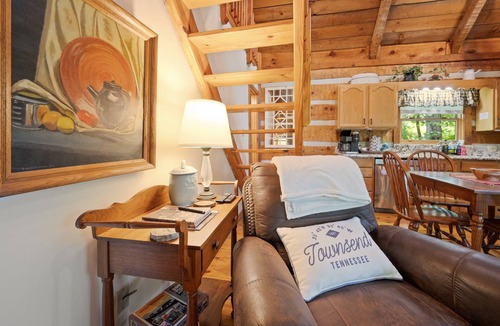 Townsend Cabin | Relax on the Quiet Side – Hot Tub & Serenity!