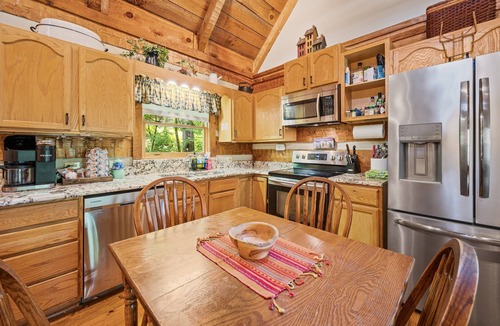Townsend Cabin | Relax on the Quiet Side – Hot Tub & Serenity!