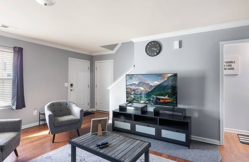 Paw Creek House | Relaxing Home Away from Home in the QC! - LaxStays