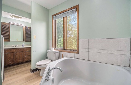 Pottawattamie County Cabin | Relaxing Rustic River Cabin just across from Downtown Omaha!