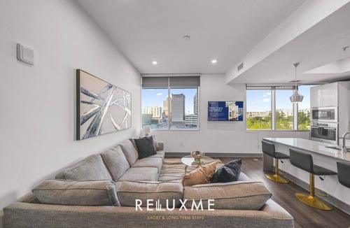 Second Ward Apartment | Reluxme | Uptown Lux High Rise Next to Stadiums🌇