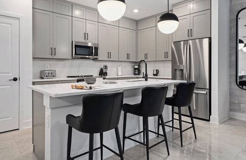 Florida Center House | Remi's Rainforest | I-Drive Villa w/Safari BR, Luxe Suites, Full Kitchen & Pool