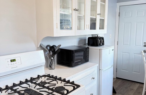Little Italy Cottage | Remodeled 1BD 1920s Craftsman Pet Friendly