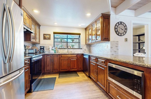 Mammoth Lakes Condo | Remodeled, Spacious, Laundry. Near Golf Course, Pool & Hot Tub On-site