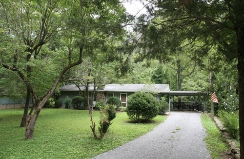 Gatlinburg Cottage | River Front-Walking Distance to Downtown!