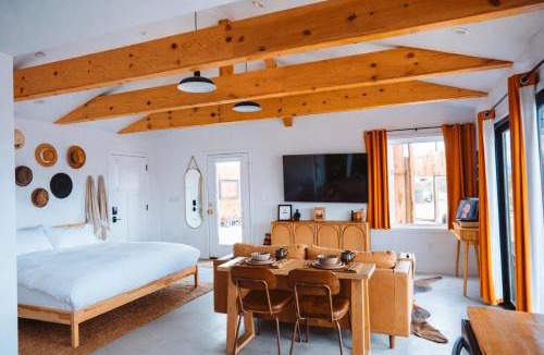 Joshua Tree House | Romantic Desert Retreat - Stargazing Dome, Hot Tub, Fire Pit, Hammocks, Cowboy Pool